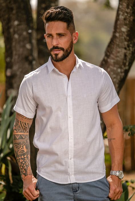 look feminino com camisa masculina manga curta